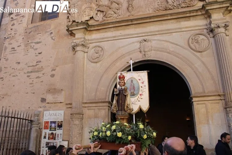Foto 5 - Procesi&oacute;n de El Ni&ntilde;o Jes&uacute;s de Praga bajo la expectaci&oacute;n de ni&ntilde;os y ni&ntilde;as&nbsp;