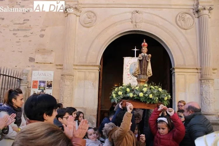 Foto 4 - Procesi&oacute;n de El Ni&ntilde;o Jes&uacute;s de Praga bajo la expectaci&oacute;n de ni&ntilde;os y ni&ntilde;as&nbsp;