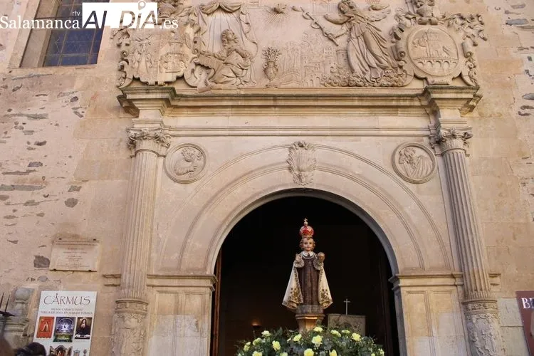 Foto 3 - Procesi&oacute;n de El Ni&ntilde;o Jes&uacute;s de Praga bajo la expectaci&oacute;n de ni&ntilde;os y ni&ntilde;as&nbsp;