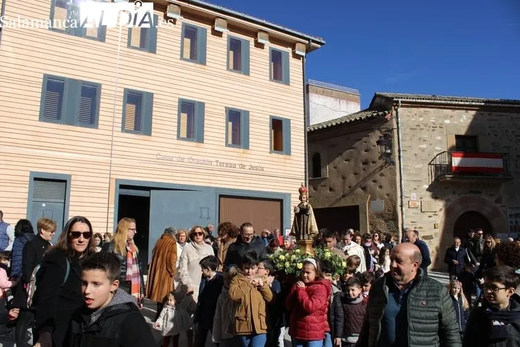 Foto 2 - Procesi&oacute;n de El Ni&ntilde;o Jes&uacute;s de Praga bajo la expectaci&oacute;n de ni&ntilde;os y ni&ntilde;as&nbsp;