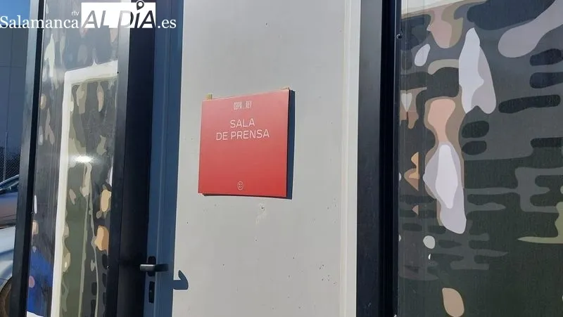 Acceso a la sala de prensa, con un nuevo cartel. Foto C. Cuervo