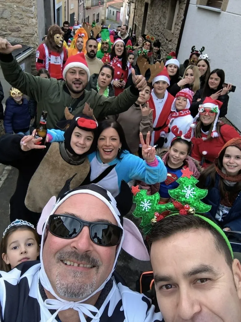 Foto 2 - Divertido y movido pasacalles de disfraces para celebrar el fin de a&ntilde;o en Mieza