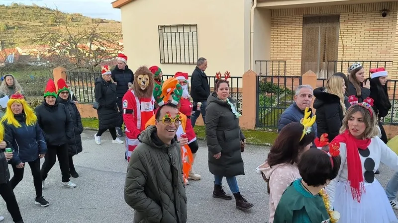 Foto 4 - Divertido y movido pasacalles de disfraces para celebrar el fin de a&ntilde;o en Mieza