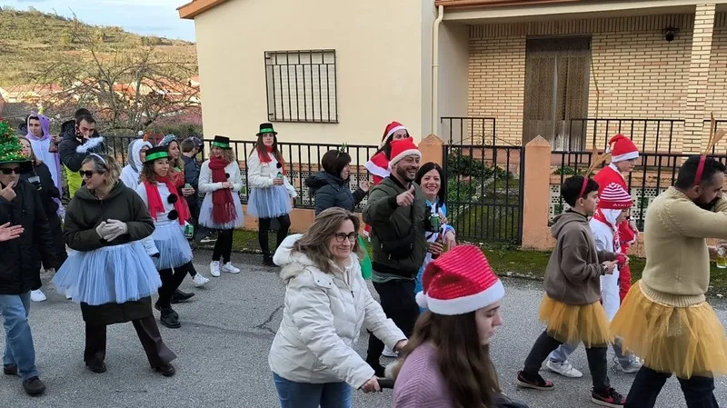 Foto 5 - Divertido y movido pasacalles de disfraces para celebrar el fin de a&ntilde;o en Mieza