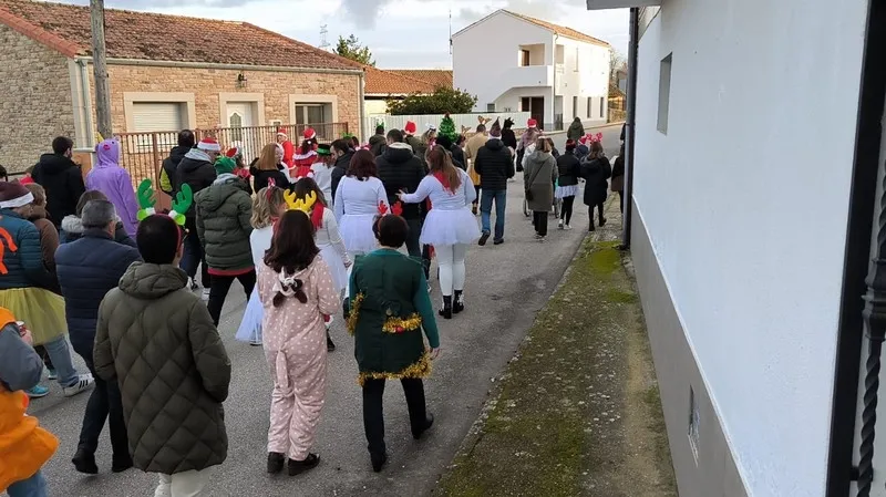Foto 6 - Divertido y movido pasacalles de disfraces para celebrar el fin de a&ntilde;o en Mieza