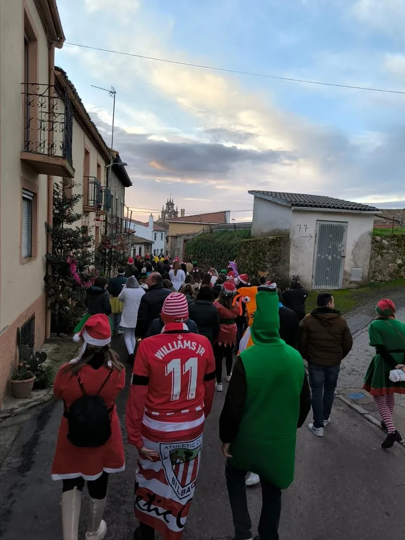 Foto 10 - Divertido y movido pasacalles de disfraces para celebrar el fin de a&ntilde;o en Mieza
