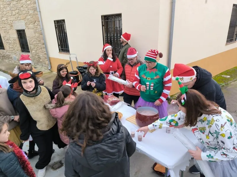 Foto 11 - Divertido y movido pasacalles de disfraces para celebrar el fin de a&ntilde;o en Mieza
