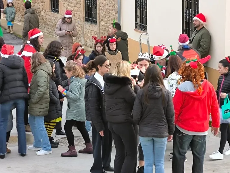 Foto 9 - Divertido y movido pasacalles de disfraces para celebrar el fin de a&ntilde;o en Mieza