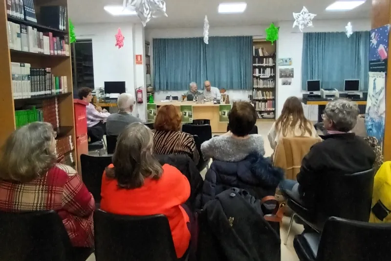 Adela Villoria presenta en la Biblioteca de Vitigudino sus dos últimos libros 