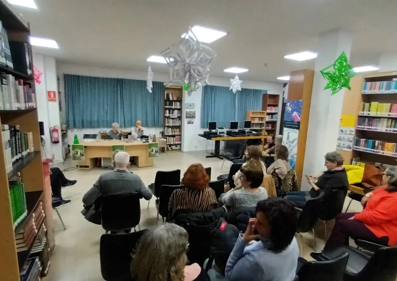 Adela Villoria presenta en la Biblioteca de Vitigudino sus dos últimos libros 