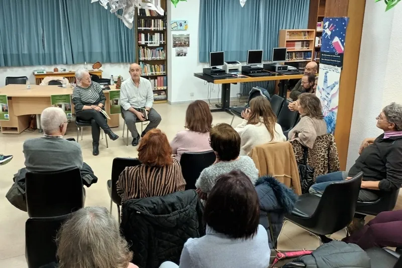Adela Villoria presenta en la Biblioteca de Vitigudino sus dos últimos libros 