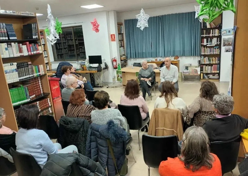 Adela Villoria presenta en la Biblioteca de Vitigudino sus dos últimos libros 