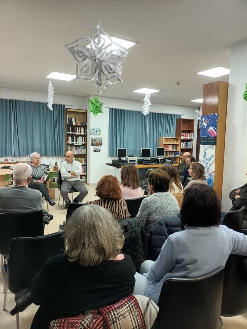 Adela Villoria presenta en la Biblioteca de Vitigudino sus dos últimos libros 