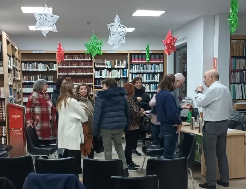 Adela Villoria presenta en la Biblioteca de Vitigudino sus dos últimos libros 