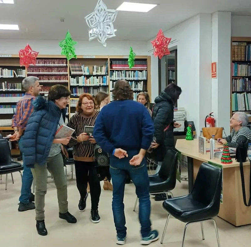 Adela Villoria presenta en la Biblioteca de Vitigudino sus dos últimos libros 