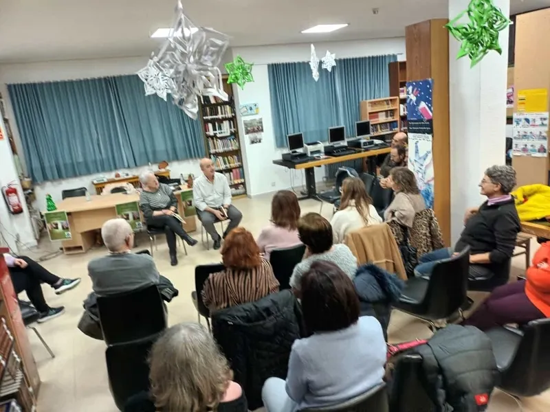 Adela Villoria presenta en la Biblioteca de Vitigudino sus dos últimos libros 