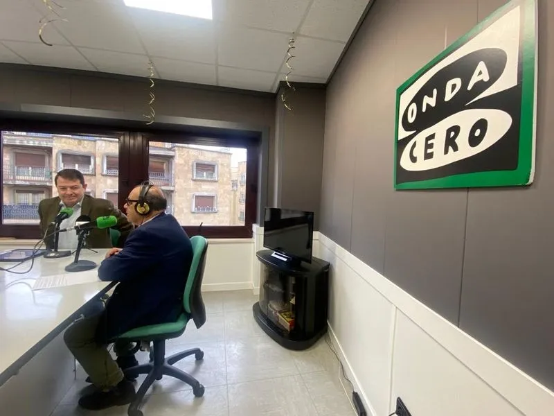 Alfonso Fernández Mañueco, durante la entrevista | FOTOS: Onda Cero Salamanca 