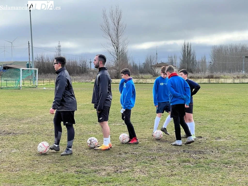 Foto 10 - Un entrenamiento de lo m&aacute;s especial para el Alba de Tormes Club de F&uacute;tbol