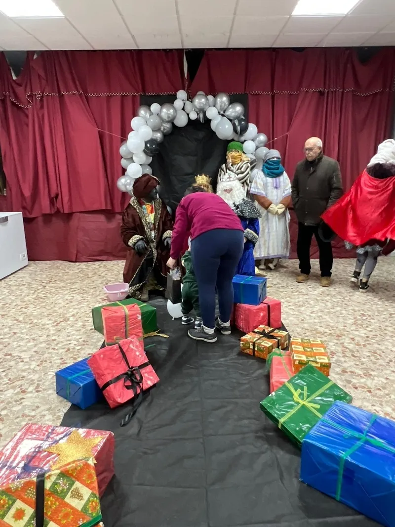 Foto 10 - Los Reyes Magos dejan sus regalos a los ni&ntilde;os de Cabeza del Caballo