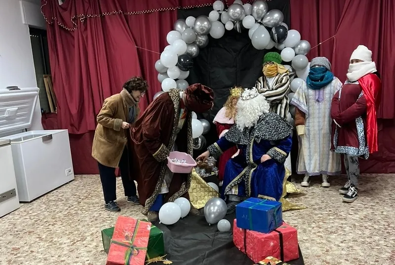Foto 4 - Los Reyes Magos dejan sus regalos a los ni&ntilde;os de Cabeza del Caballo