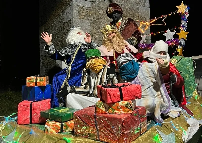 Foto 3 - Los Reyes Magos dejan sus regalos a los ni&ntilde;os de Cabeza del Caballo