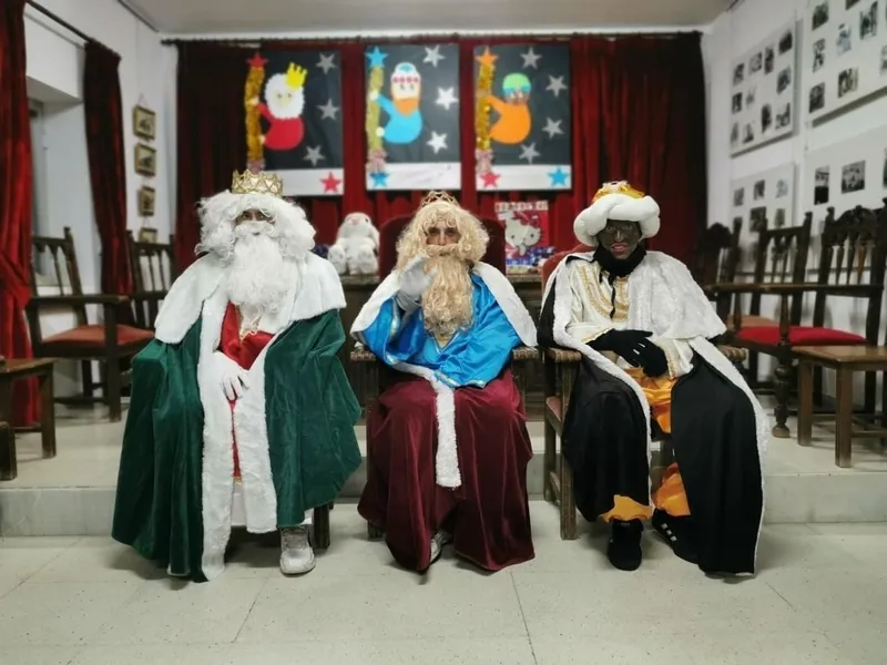Foto 2 - Melchor Gaspar y Baltasar no faltan a su cita con los ni&ntilde;os de Barruecopardo