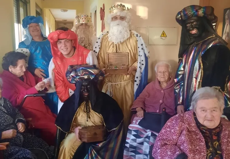 Foto 2 - Los Reyes Magos visitan las residencias de Fuenteliante y Ba&ntilde;ob&aacute;rez