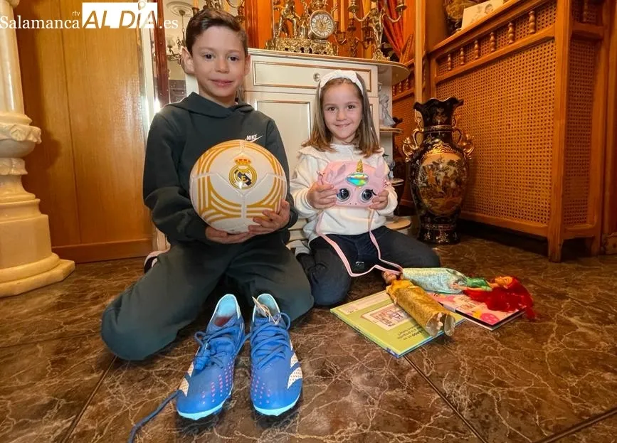 Ilusión y magia entre los niños de Salamanca abriendo sus regalos de Reyes
