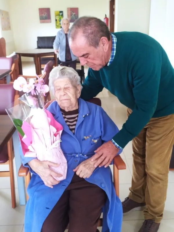 Momento en el que el alcalde de Pereña, Luis Rodrñiguez, le hacía entrega a Florinda Conde de un ramo de flores