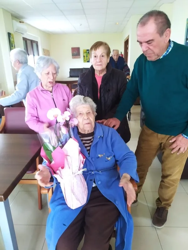 Momento en el que el alcalde de Pereña, Luis Rodrñiguez, le hacía entrega a Florinda Conde de un ramo de flores