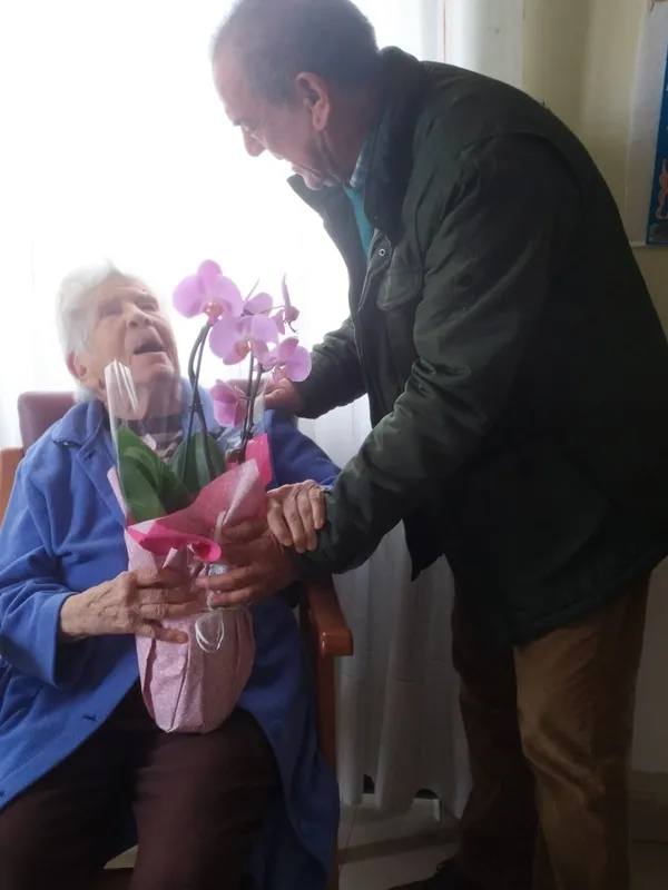Momento en el que el alcalde de Pereña, Luis Rodrñiguez, le hacía entrega a Florinda Conde de un ramo de flores