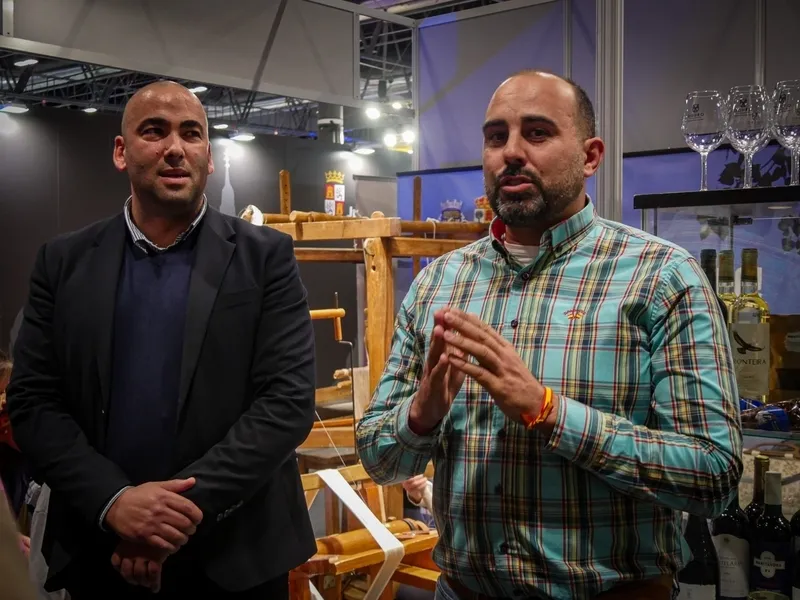 Nuno Ferreira, presidente de la Cámara de Freixo, y Juan Ángel Gorjón, alcalde de Vilvestre, en Fitur