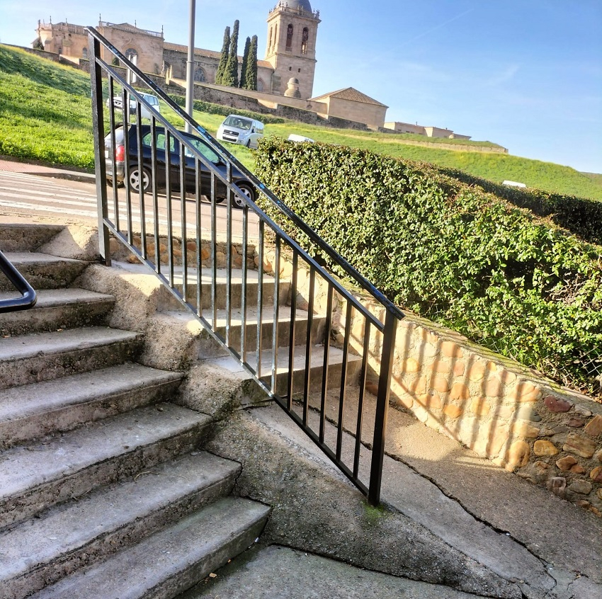 Peligrosa escalera entre Avda. Sefarad y calle Báscula