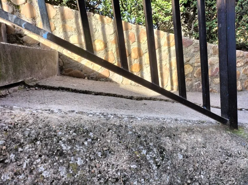 Foto 2 - Peligrosa escalera entre Avda. Sefarad y calle B&aacute;scula