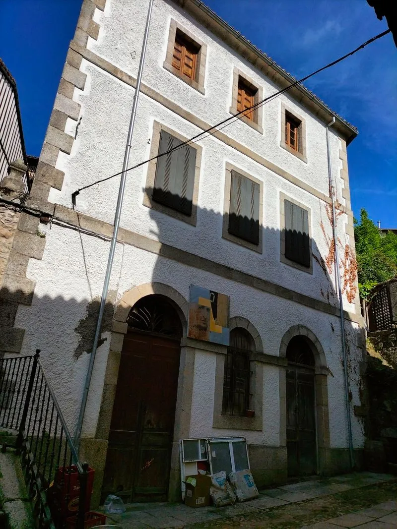 El centro de interpretación del Bordado Serrano está ubicado en un edificio público de la plazuela del Pozo Barrero de Mogarraz