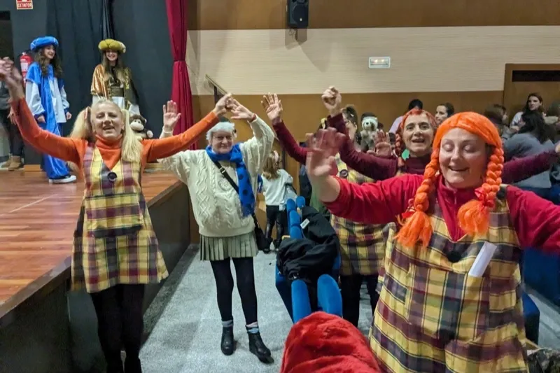 Macotera daba la bienvenida a los Reyes Magos en el Centro Cultural Santa Ana