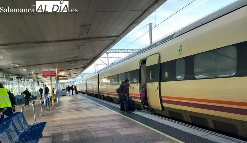 Usuarios del tren Madrid-Salamanca en la estación de la capital salmantina
