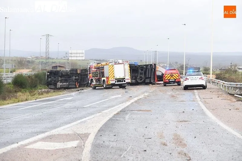 Vuelco de un camión en la A-62, en Ciudad Rodrigo. Foto de Adrián Martín