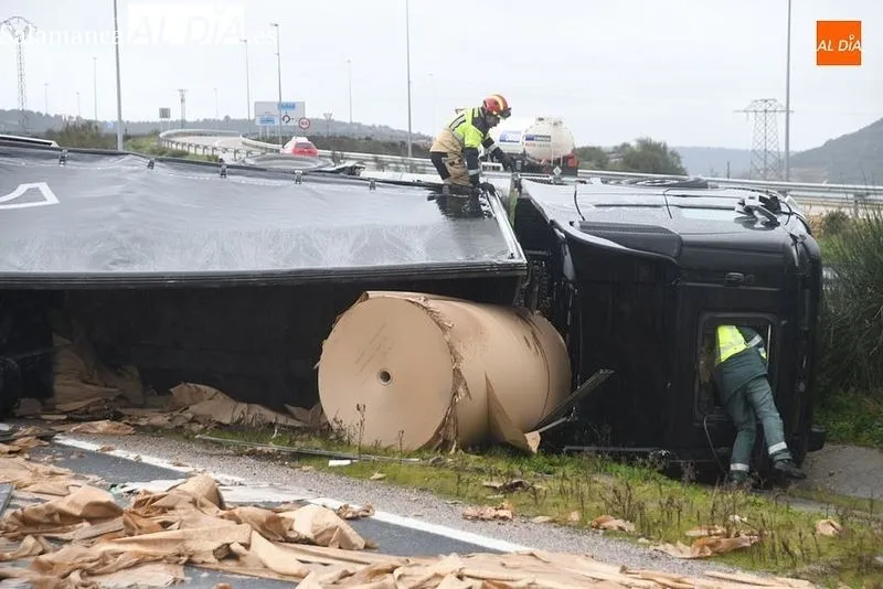 Vuelco de un camión en la A-62, en Ciudad Rodrigo. Foto de Adrián Martín