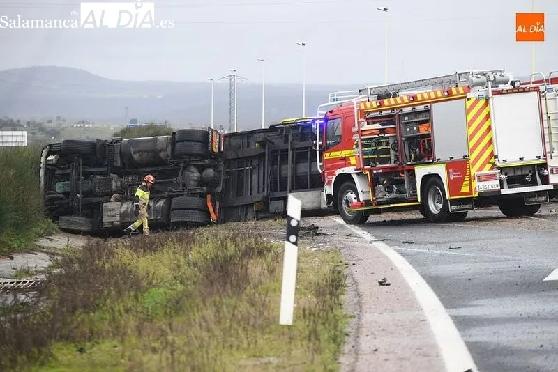 Vuelco de un camión en la A-62, en Ciudad Rodrigo. Foto de Adrián Martín