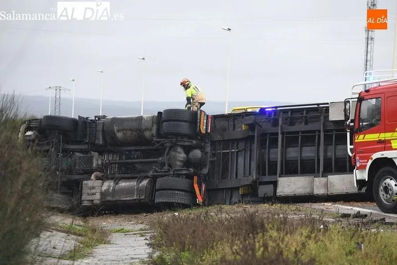 Vuelco de un camión en la A-62, en Ciudad Rodrigo. Foto de Adrián Martín