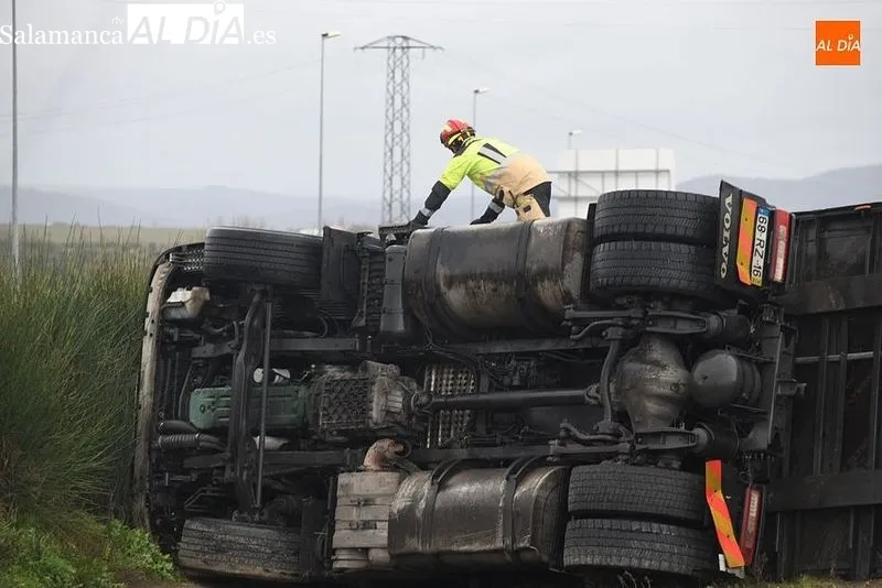 Vuelco de un camión en la A-62, en Ciudad Rodrigo. Foto de Adrián Martín