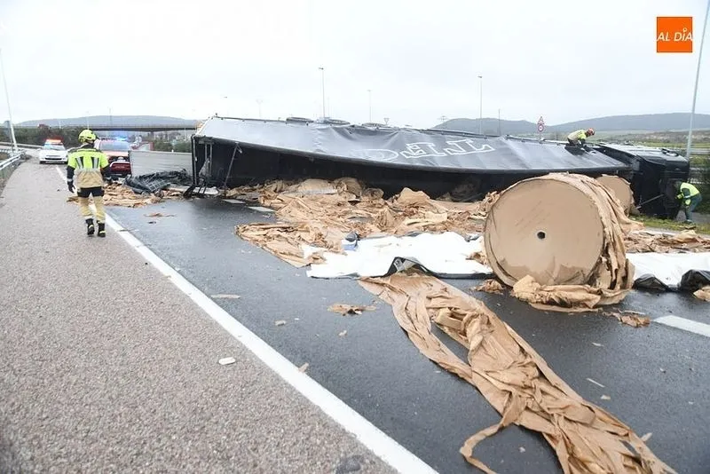 Vuelco de un camión en la A-62, en Ciudad Rodrigo. Foto de Adrián Martín