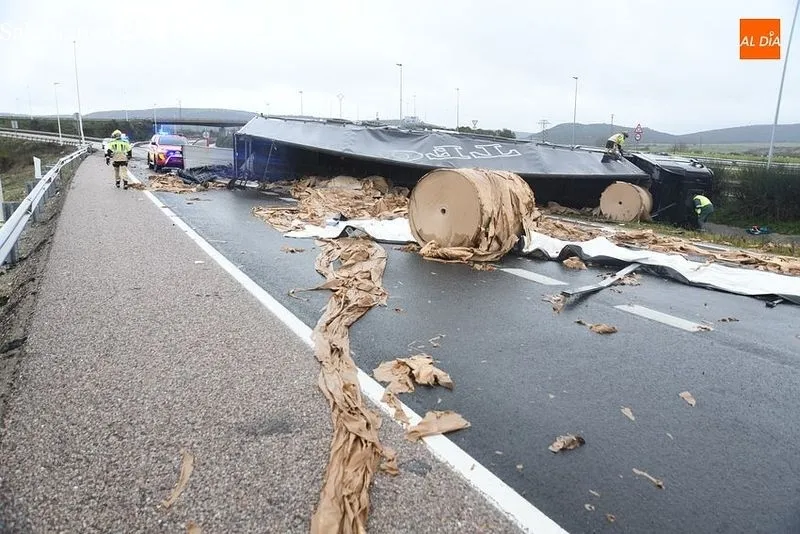 Vuelco de un camión en la A-62, en Ciudad Rodrigo. Foto de Adrián Martín