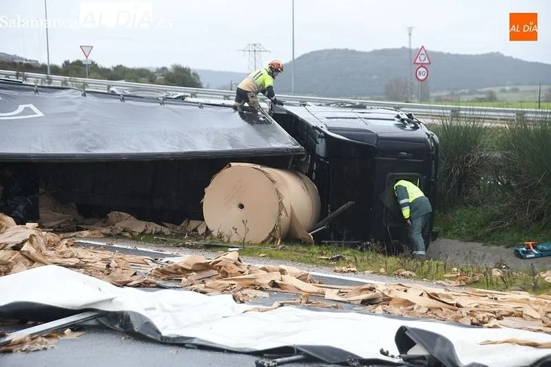 Vuelco de un camión en la A-62, en Ciudad Rodrigo. Foto de Adrián Martín