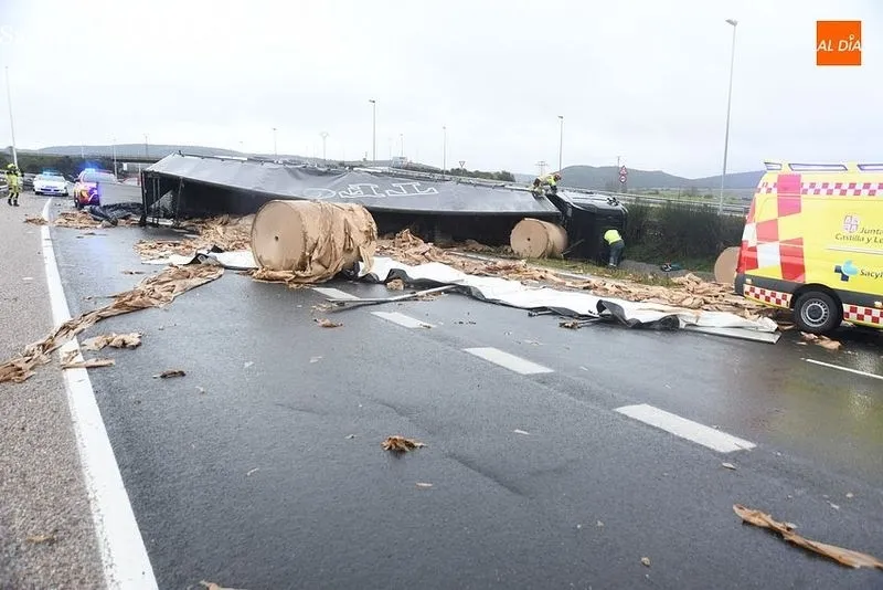 Vuelco de un camión en la A-62, en Ciudad Rodrigo. Foto de Adrián Martín