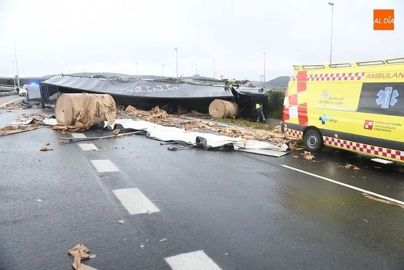 Vuelco de un camión en la A-62, en Ciudad Rodrigo. Foto de Adrián Martín