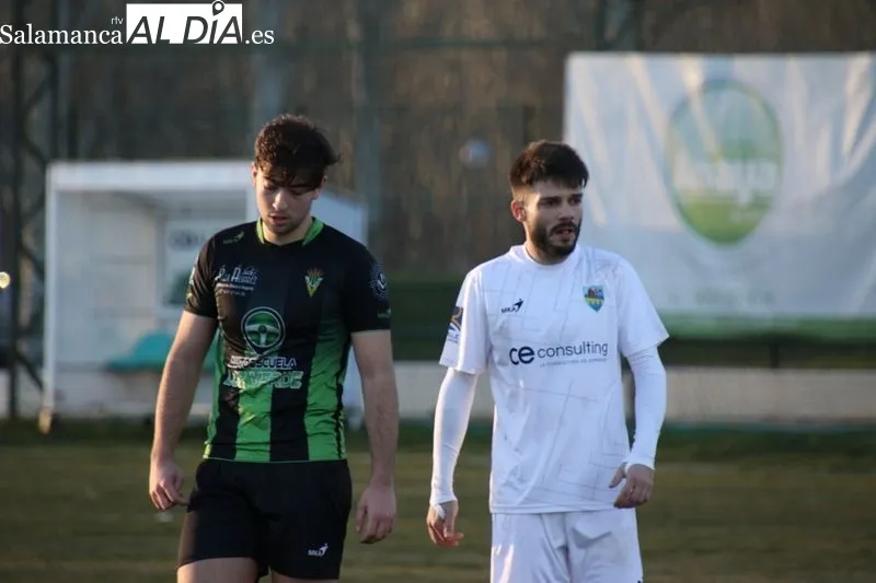 Foto 10 - El Alba de Tormes CF carga contra el arbitraje en su empate con el Jai Alai (2-2)