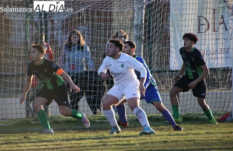 Foto 9 - El Alba de Tormes CF carga contra el arbitraje en su empate con el Jai Alai (2-2)