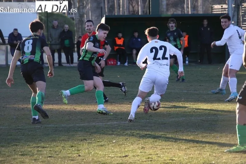 Foto 6 - El Alba de Tormes CF carga contra el arbitraje en su empate con el Jai Alai (2-2)